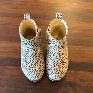 Cat and Jack toddler size 6 cheetah print zippered boot.